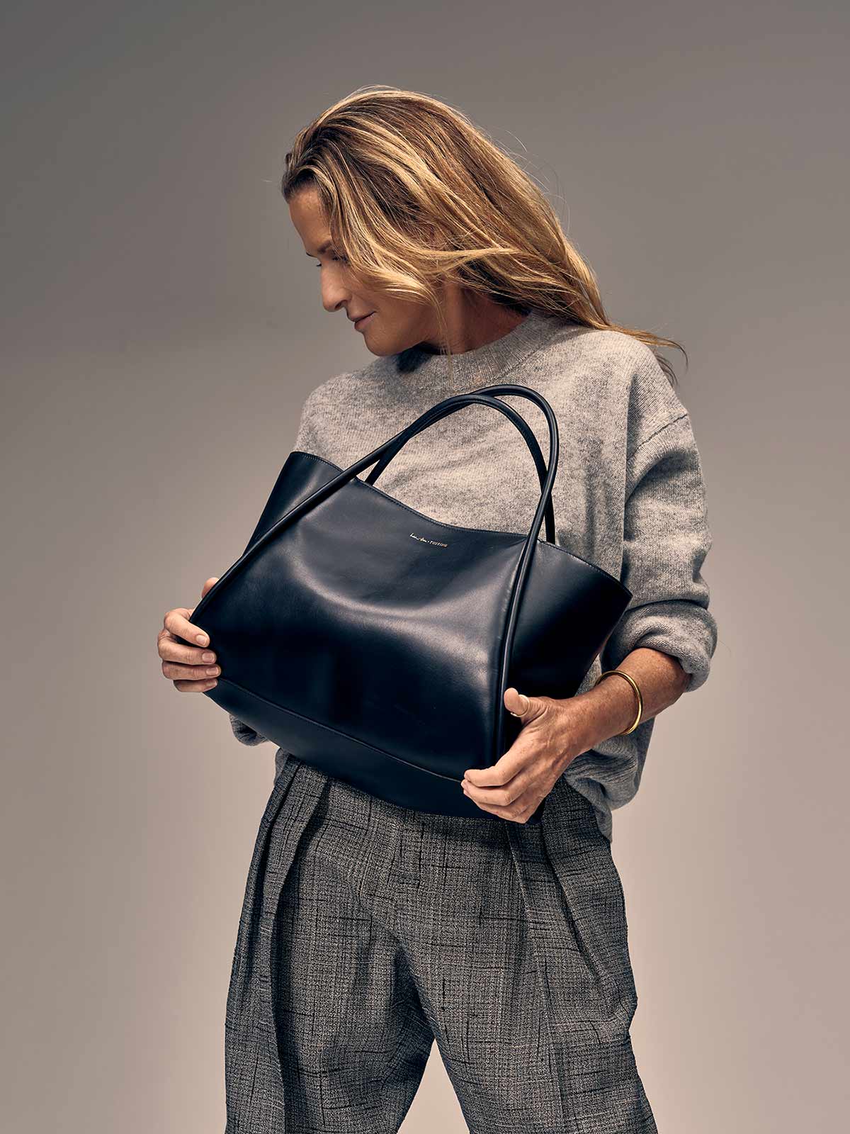 India Hicks Midnight Savannah Leather Tote – Tusting