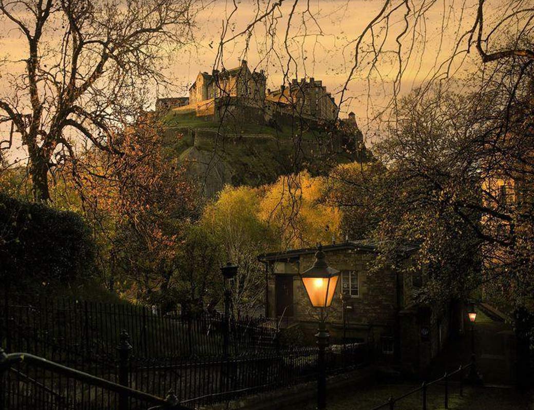 Tusting Travels: A Guide to Edinburgh