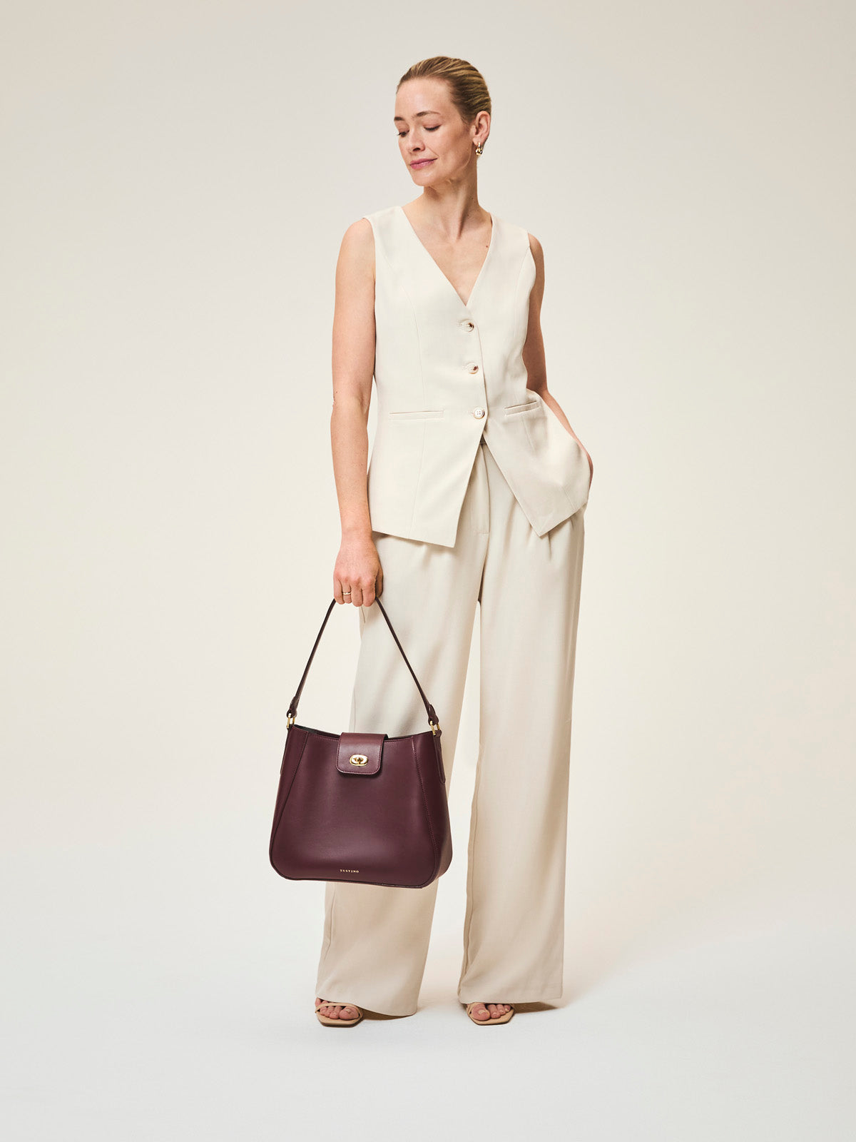 Tusting Hazel Leather Hobo-Style Slouch Shoulder Bag. Made in England.