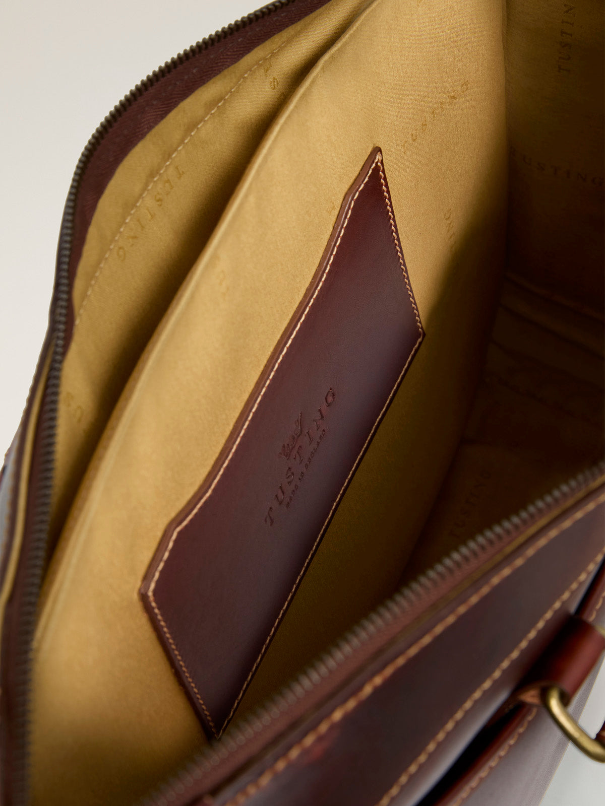 TUSTING レザー ビジネスバッグ キャメル Tusting Marston Full-Grain Leather Zip Top Briefcase - Large